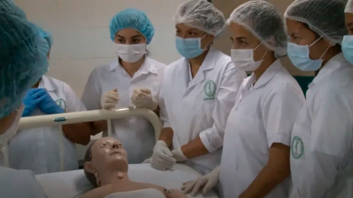 A través del programa de Enfermería,